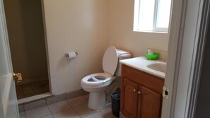 Habitación doble familiar | Baño | Regadera, secadora de cabello, toallas 