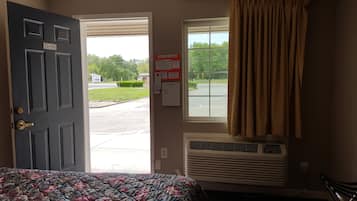 Handicap Shower Full Bed | Setrika/meja setrika, Wi-Fi gratis, dan seprai linen