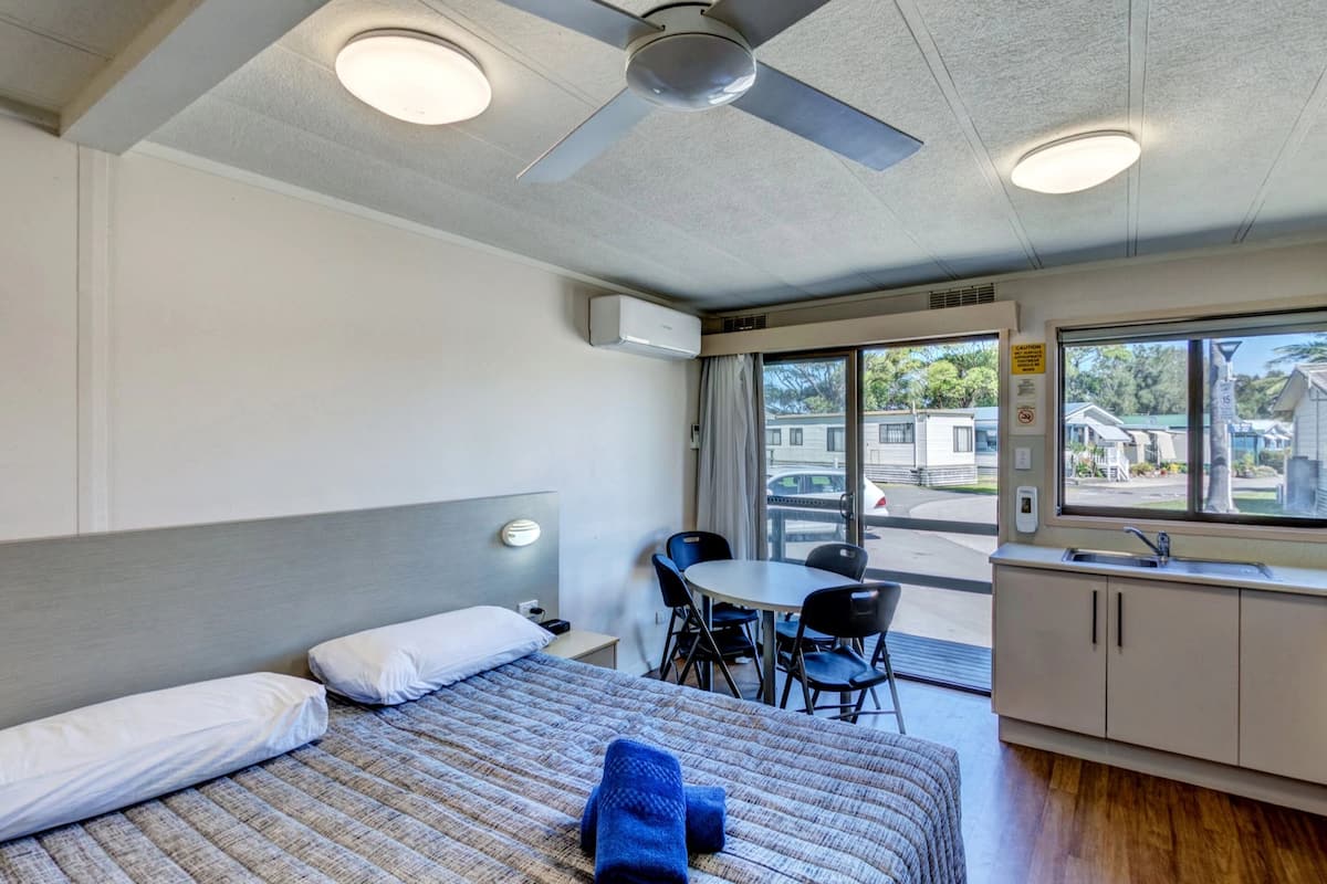 Open Plan Motel Style Budget Cabin | 1 bedroom, iron/ironing board, free cribs/infant beds, free WiFi