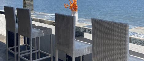 Món ăn mang phong cách quốc tế, nhìn ra bãi biển