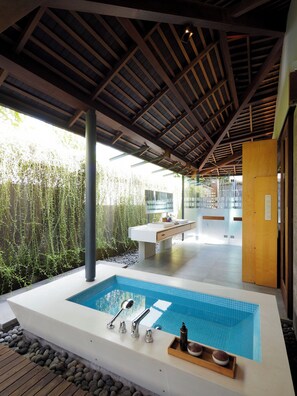 Vila, 2 kamar tidur, kolam renang pribadi | Kamar mandi | Bathtub dan shower terpisah dan pancuran hujan
