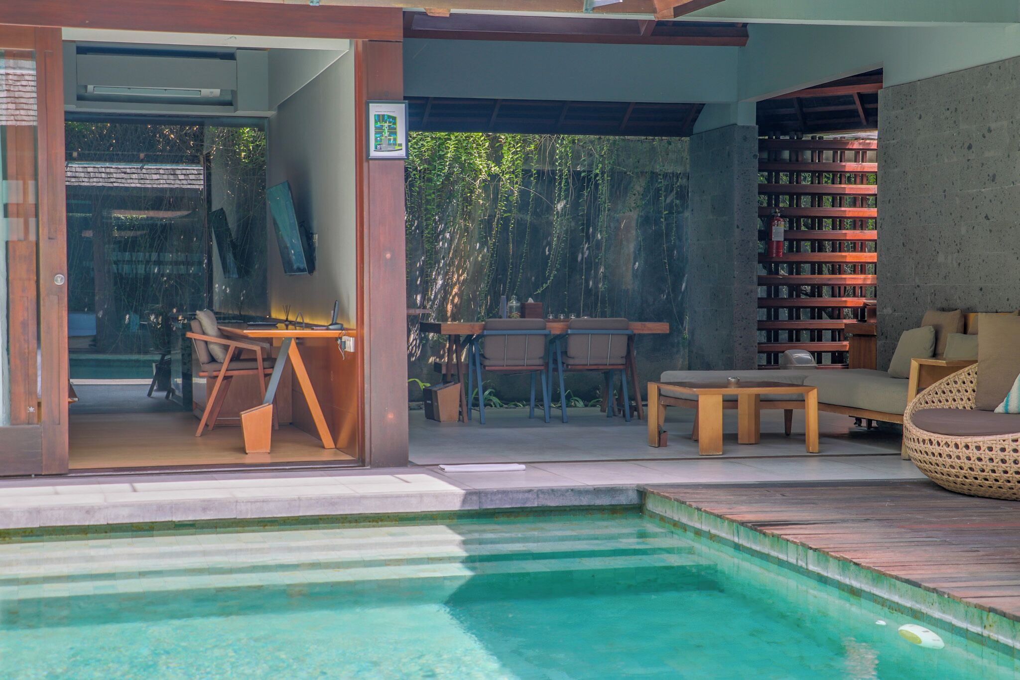 Villa, 1 Schlafzimmer, eigener Pool | Wohnbereich | 40-Zoll-Flachbildfernseher mit Satellitenempfang, LED-Fernseher