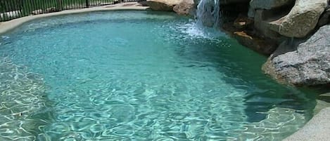 Piscine extérieure, accÚs possible de 8 h à 19 h, chaises longues