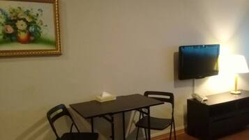 Standard Twin Room | In-room dining