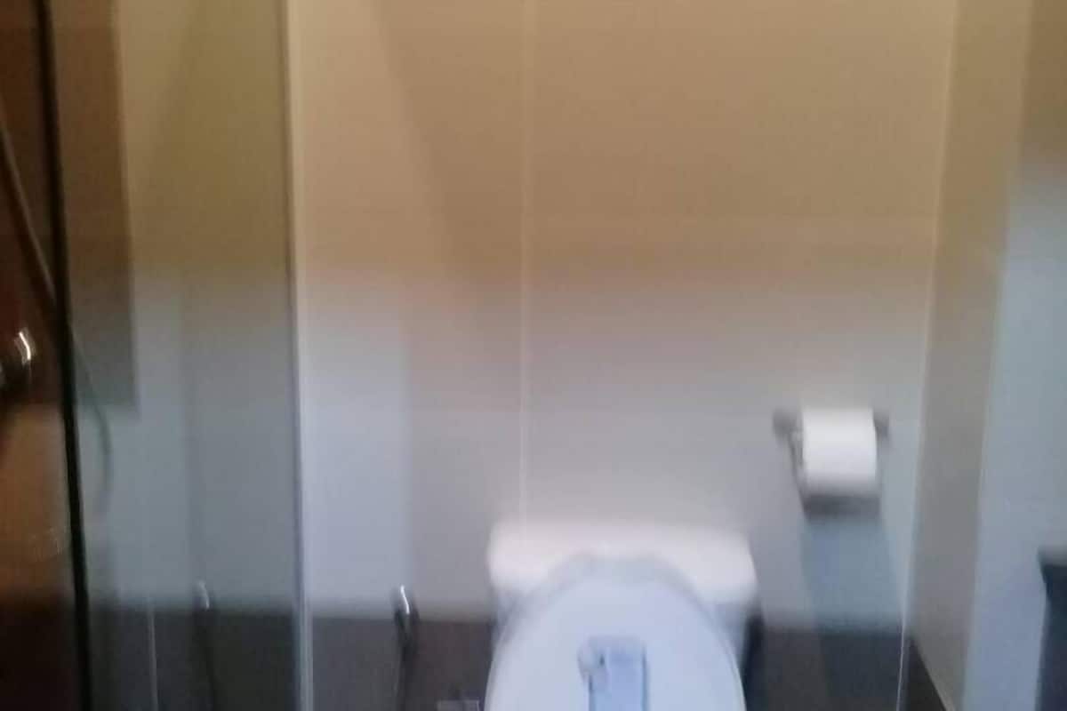 standard studio suite, 2 single beds | bathroom | towels, soap, toilet paper