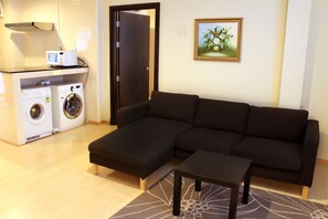 Family Room, 1 Bedroom | In-room safe, soundproofing, free WiFi, bed sheets - GinaSuite Kompleks27 Hotel (Bandar Seri Begawan)