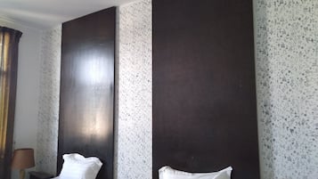 Standard Twin Room | Peti besi dalam bilik, dihias secara berasingan, meja, kalis bunyi 