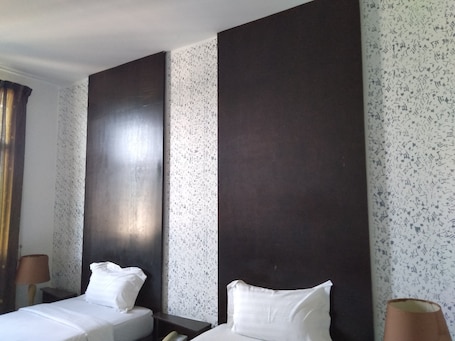 Standard Twin Room | 1 bedroom, in-room safe, soundproofing, free WiFi