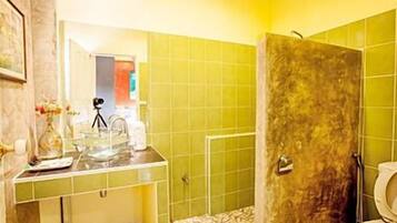 Superior Room | Bathroom | Shower, free toiletries, hair dryer, towels