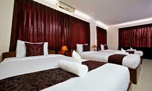 Deluxe Triple Room - Free 02 Way Airport Transfers | 1 bedroom, minibar, desk, iron/ironing board