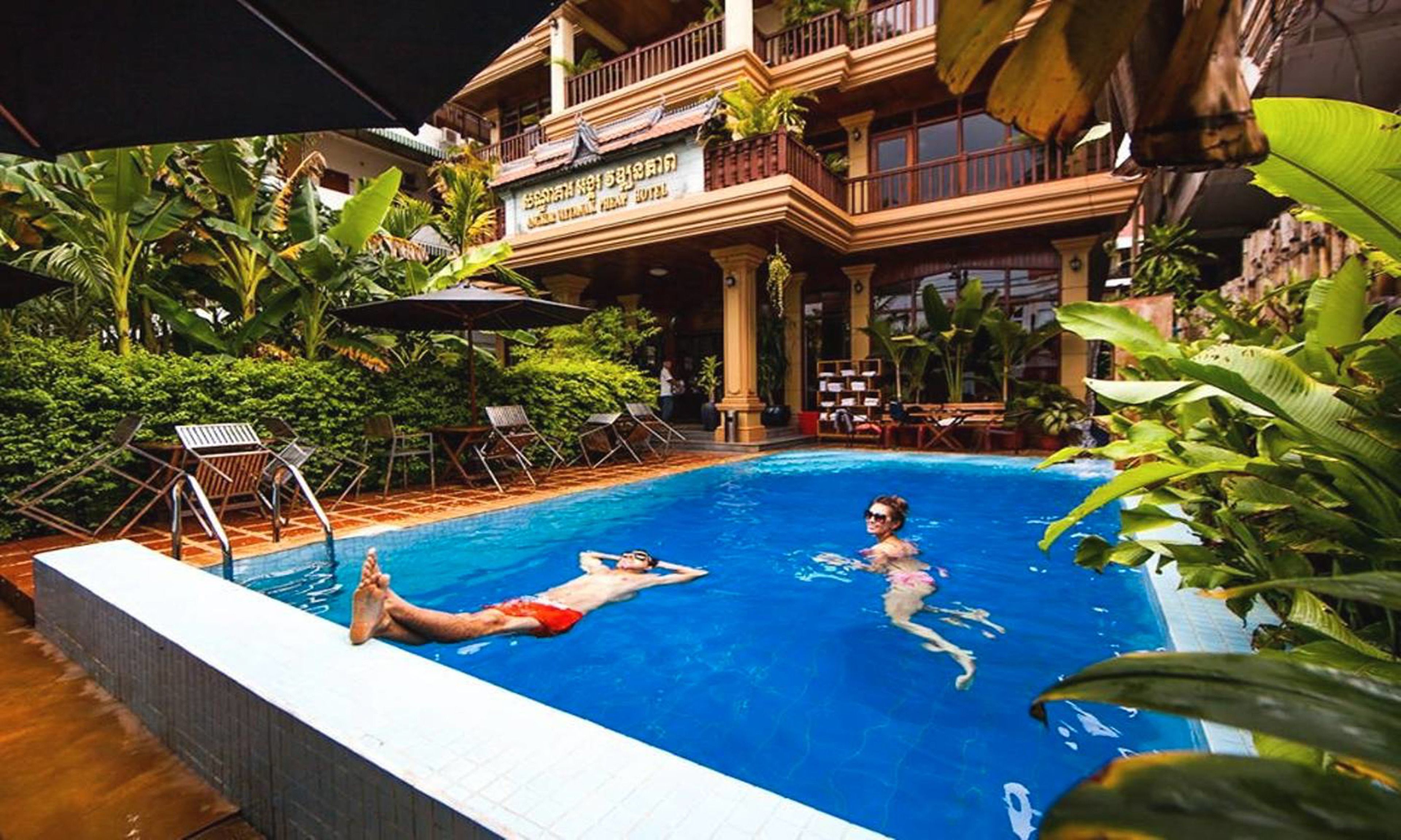 Una piscina al aire libre