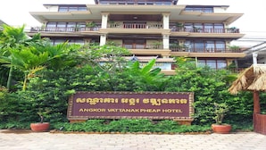 A multi-story hotel with a sign in front. - Angkor Vattanak Pheap Hotel (Siem Reap)
