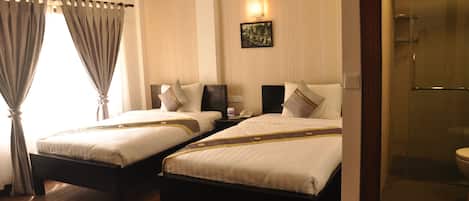 Kamar Twin Deluks | Isi minibar gratis, didekorasi berbeda-beda, dan meja kerja