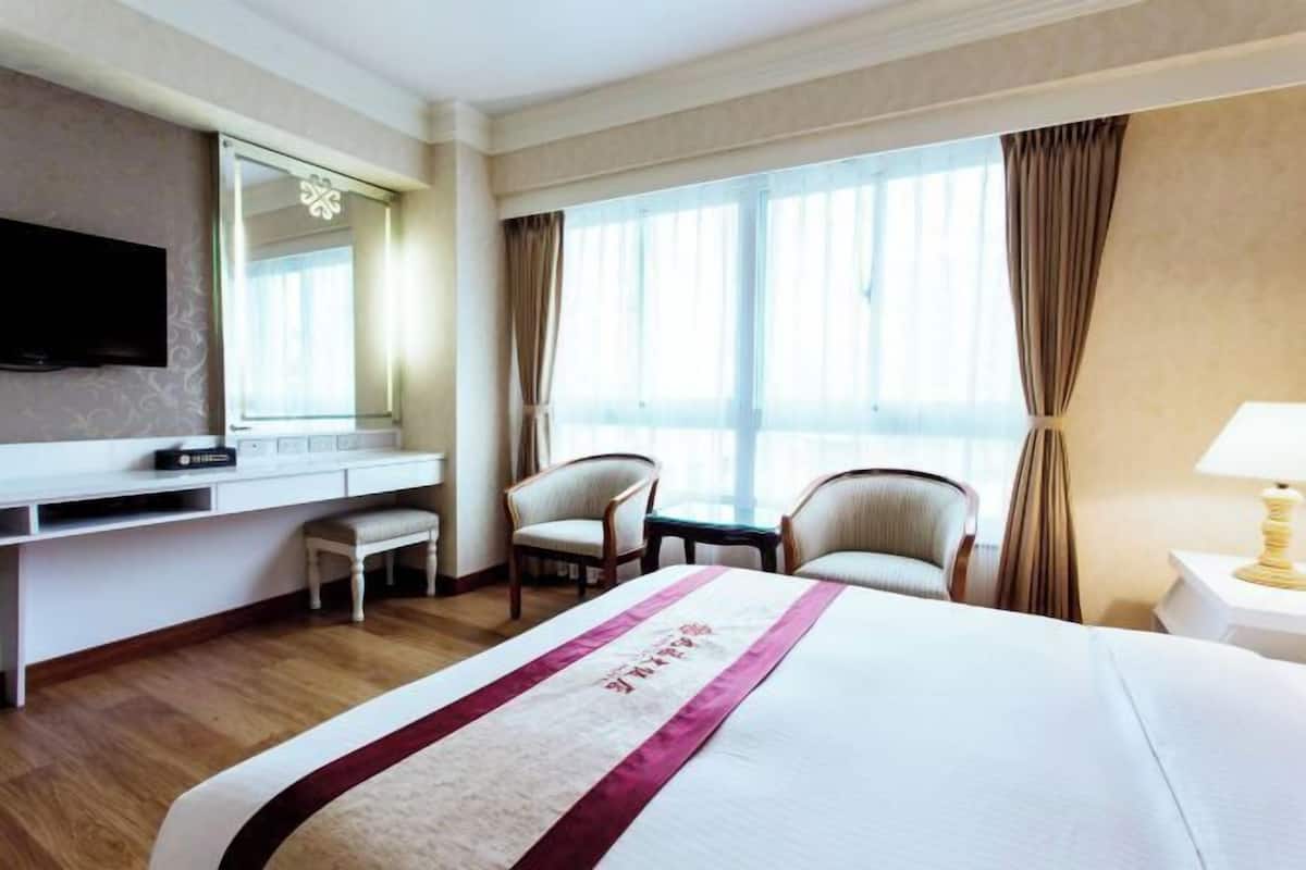 Down comforters, blackout drapes, free WiFi, bed sheets