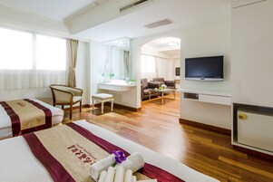 Habitación cuádruple básica | Edredones de plumas, cortinas opacas, wifi gratis y ropa de cama