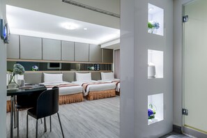 Edredones de plumas, cortinas opacas, wifi gratis y ropa de cama