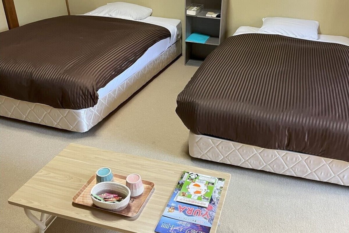 Escritorio, cortinas blackout, wifi gratis y ropa de cama