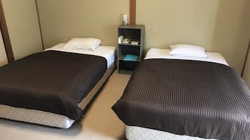 Herbergi fyrir tvo, tvö rúm | Skrifborð, myrkratjöld/-gardínur, ókeypis þráðlaus nettenging, rúmföt