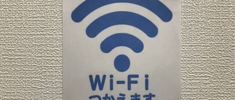 Un letrero de Wi-Fi con texto en japonés.