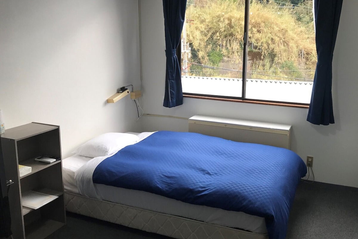 Escritorio, cortinas blackout, wifi gratis y ropa de cama