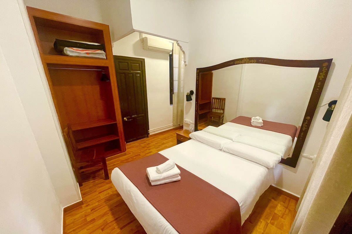 Minibar, tabla de planchar con plancha, cunas y wifi gratis
