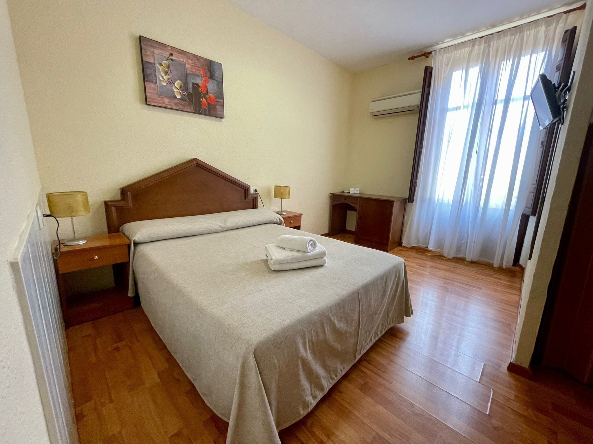 Tweepersoonskamer | Een minibar, een strijkplank/strijkijzer, babybedden, gratis wifi