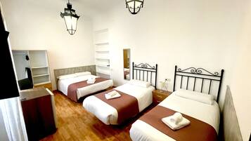 Habitación cuádruple | Minibar, tabla de planchar con plancha, cunas (de pago) y wifi gratis