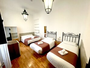 Quadruple Room | Minibar, iron/ironing board, cots/infant beds, free WiFi - Arteaga Hostal & Baños Árabes Elvira (Granada)