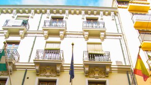 Um edifício com uma vitrine identificada como 