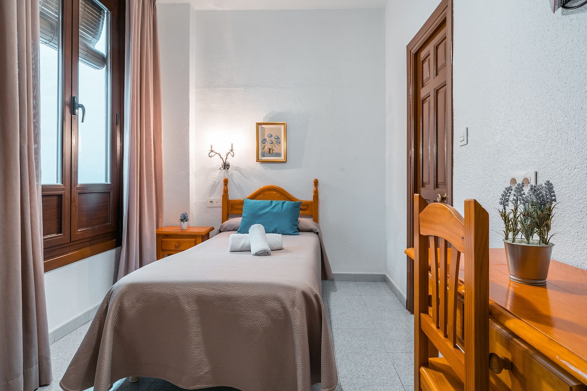 Single Room | Soundproofing, free WiFi, bed sheets