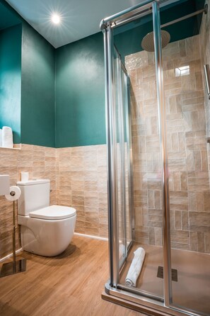 Double Room | Bathroom | Free toiletries, hair dryer, towels - Hostal Verónica (Granada)
