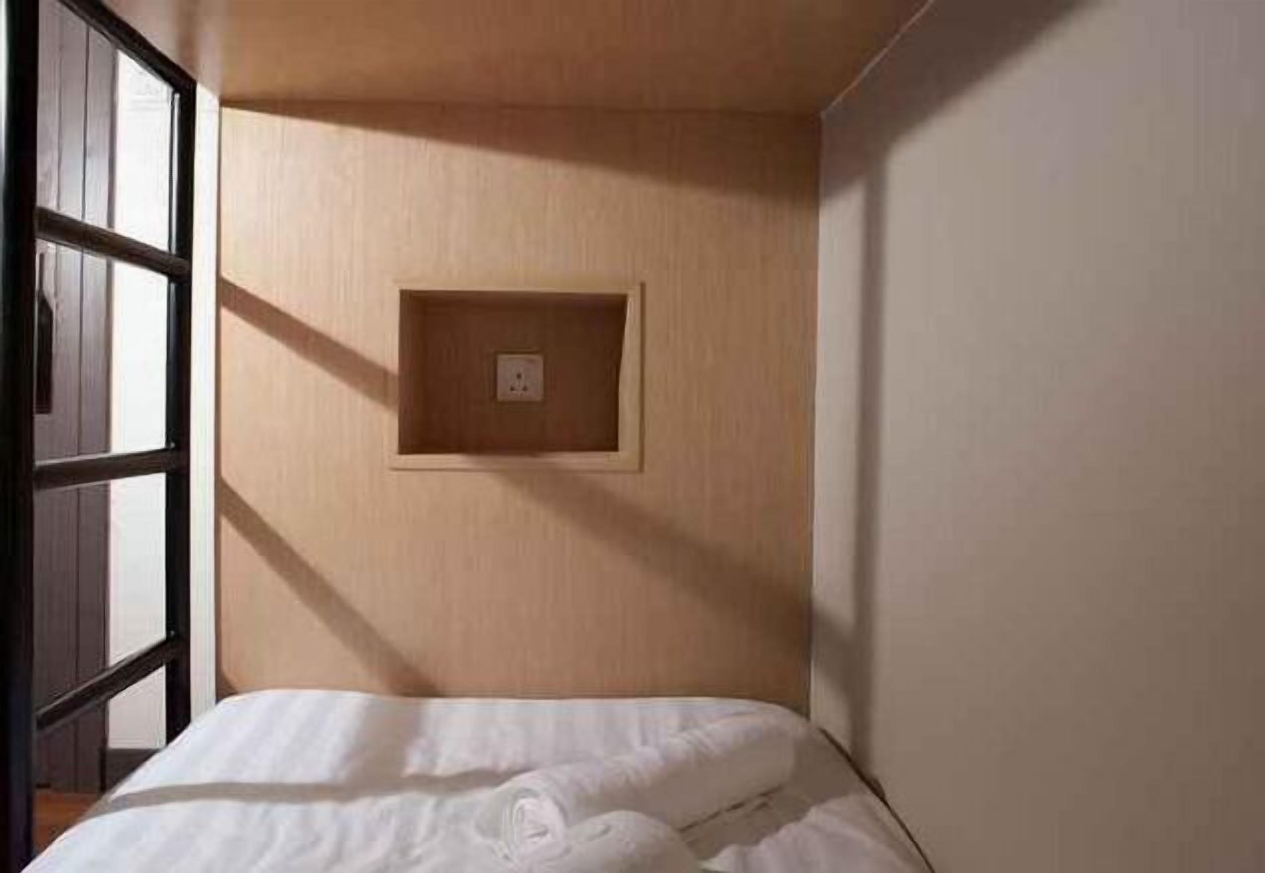 Pillowtop-patjalliset sängyt, tallelokero huoneessa, työpöytä