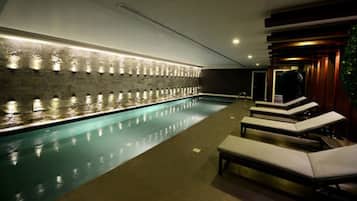 Una piscina cubierta