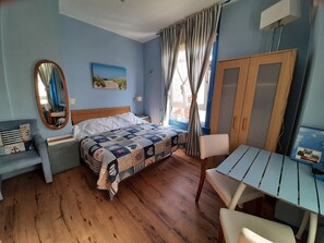 Basic Studio (for 2) | Individually decorated, soundproofing, iron/ironing board - Appartementen Zandvoort (Zandvoort)