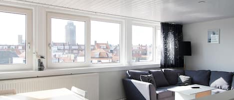 Standaard appartement, 2 slaapkamers, uitzicht op stad | Woonkamer | Een flatscreentelevisie