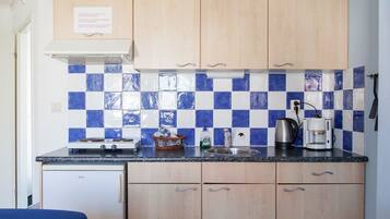 Refrigerador, microondas, parrilla de estufa y cafetera y tetera