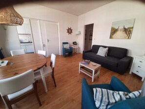 Apartamento básico, 1 habitación (for 4) | Zona de estar | Una televisión de pantalla plana