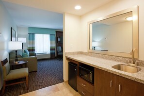 In-room safe, desk, laptop workspace, blackout drapes - Hampton Inn & Suites Minneapolis West/ Minnetonka (Minnetonka)