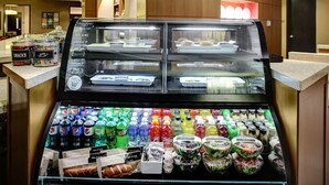 Eine Selbstbedienungs-Speisenauslage mit verschiedenen Snacks, Getränken und Fertiggerichten.