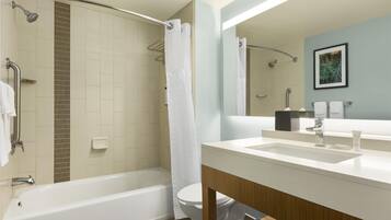Une salle de bain moderne équipée d’une baignoire, d’une douche et de toilettes.
