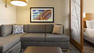 Habitación, 1 cama King size | Escritorio, insonorización, tabla de planchar con plancha y wifi gratis
