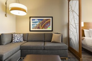 Room, 1 King Bed | Desk, soundproofing, iron/ironing board, free WiFi