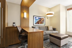 Desk, soundproofing, iron/ironing board, free WiFi