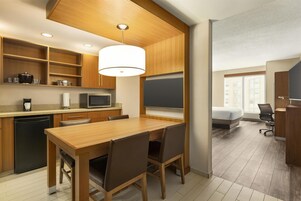 Escrivaninha, quartos à prova de som, ferros/tábuas de passar roupa