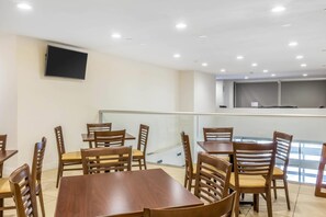 Free daily continental breakfast  - Sleep Inn Philadelphia Center City (Philadelphia)