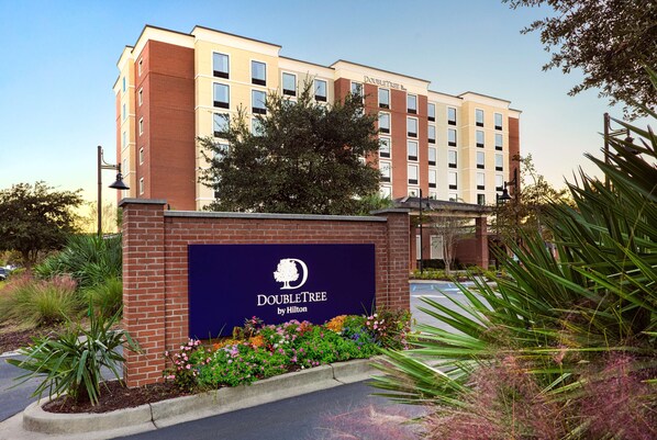 A DoubleTree by Hilton hotel with a brick facade, a large entrance, and a sign with the hotel's logo. - DoubleTree by Hilton Charleston Mount Pleasant (Mount Pleasant)