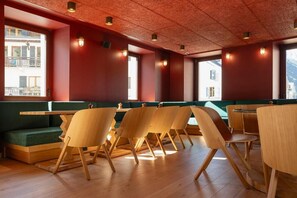 Bar (trong khuôn viên)