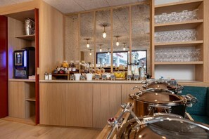 Petit déjeuner buffet (15 EUR par personne)