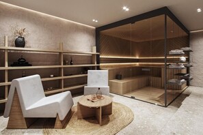 Un spa moderno con un rincón de descanso, estantes con toallas y un banco de madera.