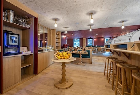 Svédasztalos reggeli mindennap (fejenként EUR 15 åron)